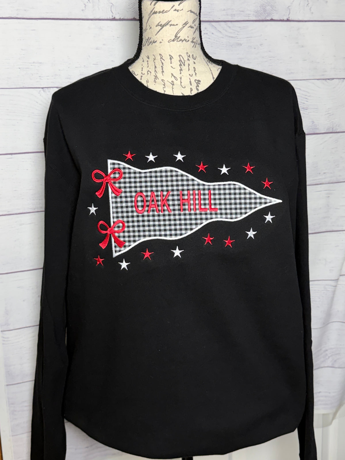 Oak Hill Gingham Pennant Appliqué Sweatshirt